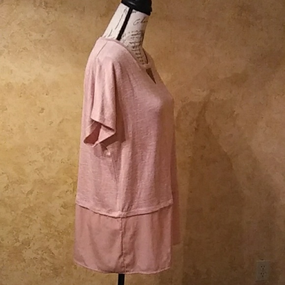 Short sleeve top w/accent - Picture 2 of 4